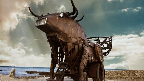 toro de hierro gigante para cine fantástico