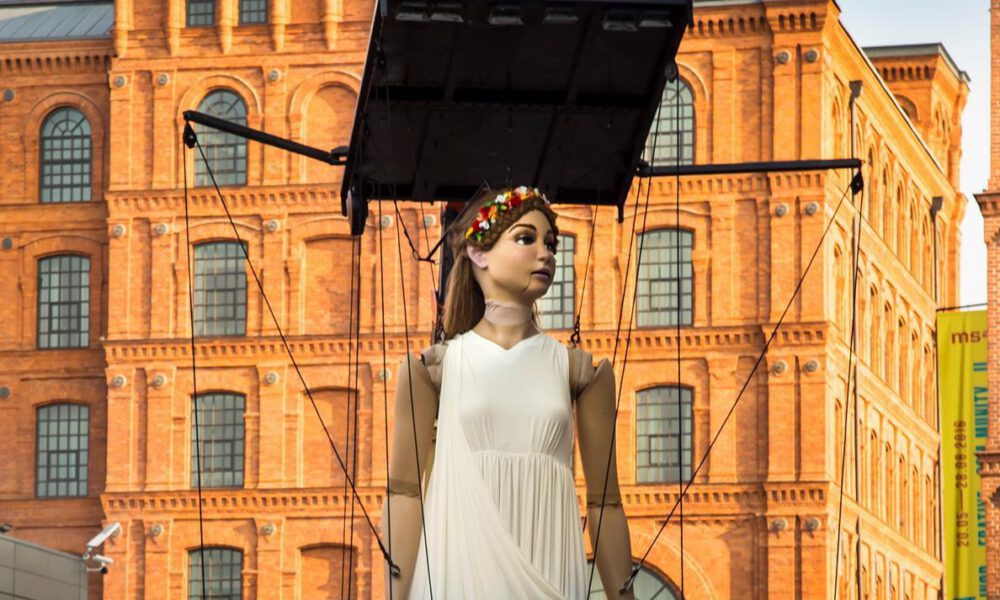 marioneta-gigante-femenina-euterpe-1