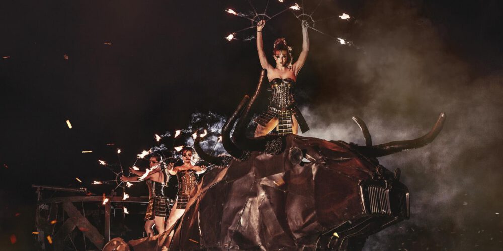 toro-de-hierro-y-chapa-gigante